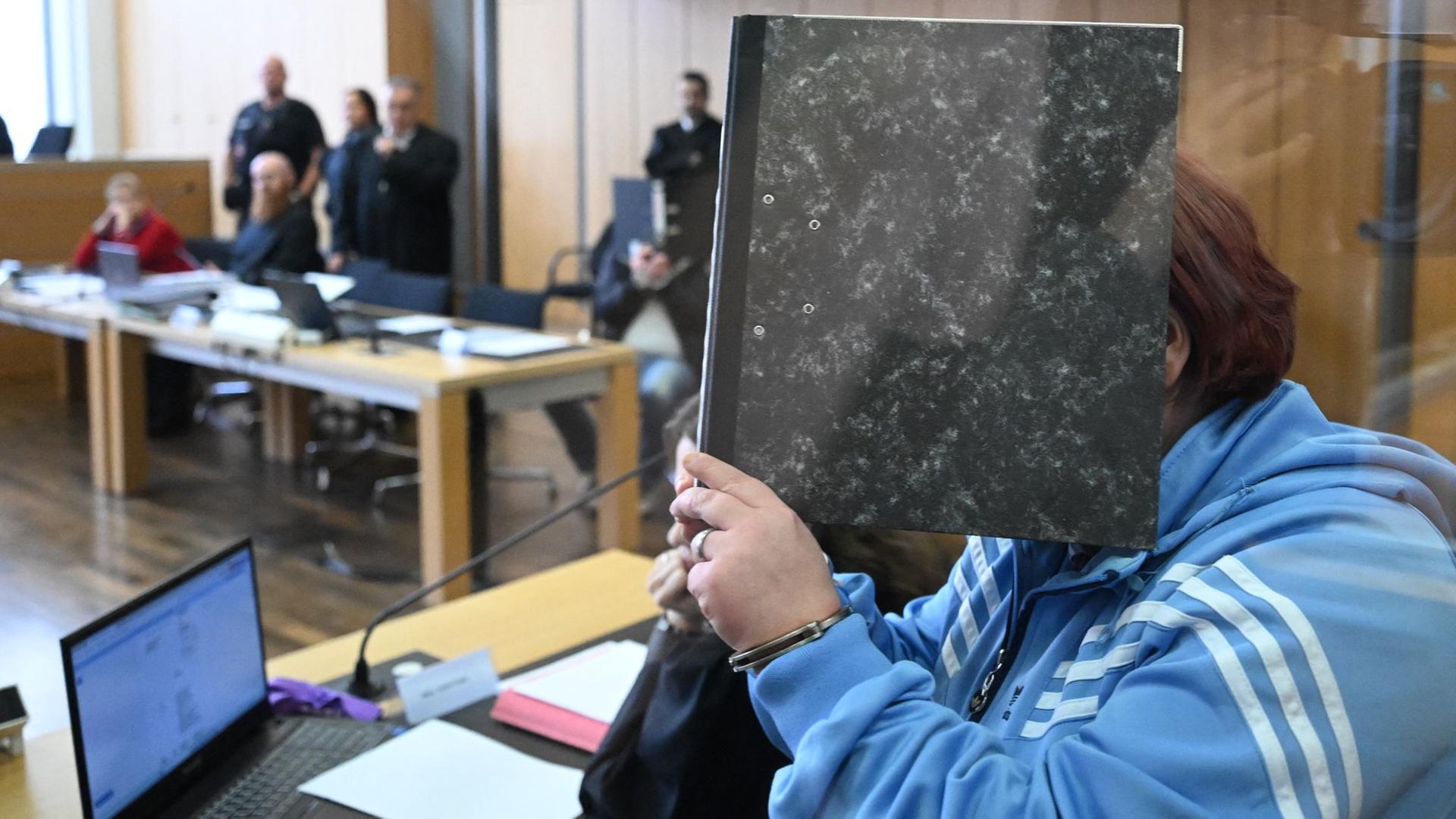 Eine der Angeklagten in dem Prozess um eine gefolterte Frau in Salzgitter sitzt im Landgericht Braunschweig. | Julian Stratenschulte / dpa 