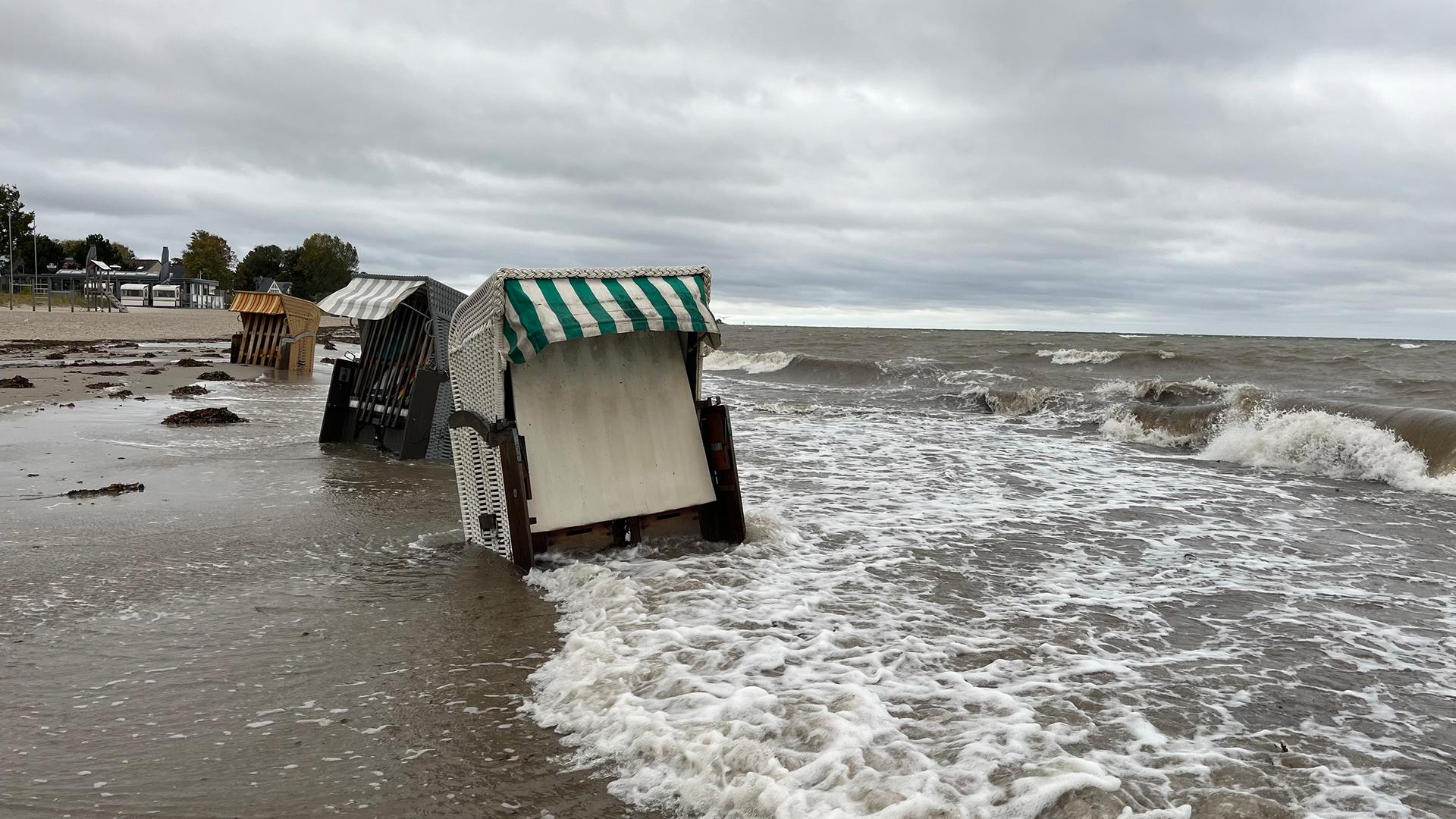 Durch ein Ostseehochwasser beschÃ¤digte StrandkÃ¶rbe | NDR, Moritz Mayer