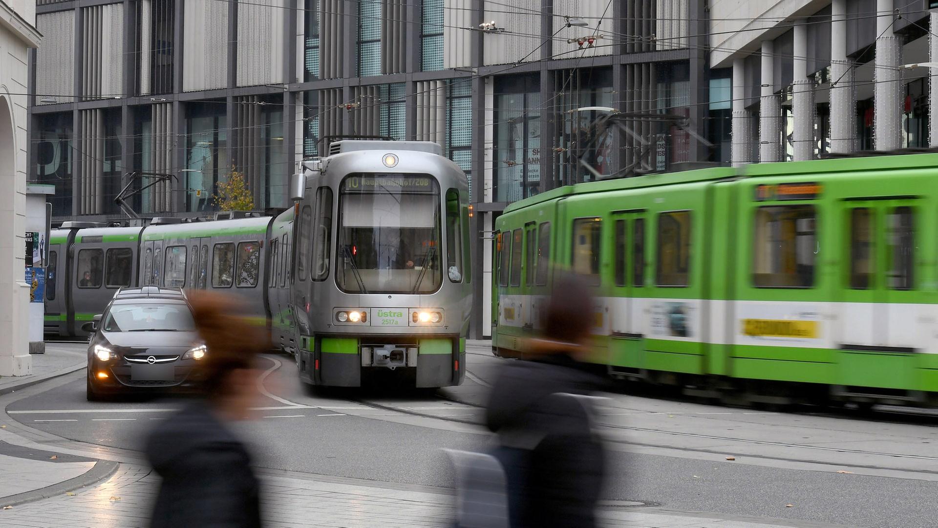 Zwei Stadtbahnen fahren vor der Ernst-August Galerie aneinander vorbei. | dpa , Holger Hollemann