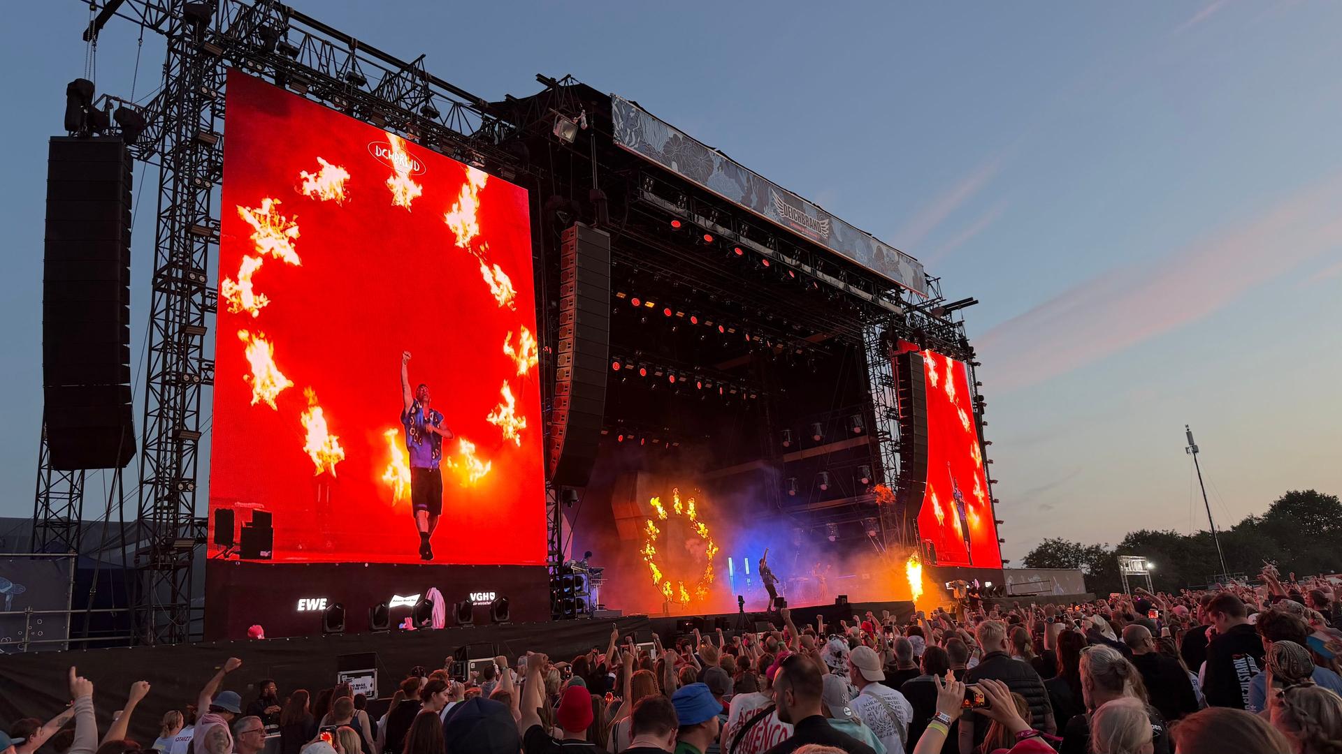 Blick auf die Bühne über das Publikum hinweg beim Deichbrand-Festival | NDR, Matthes Köppinghoff