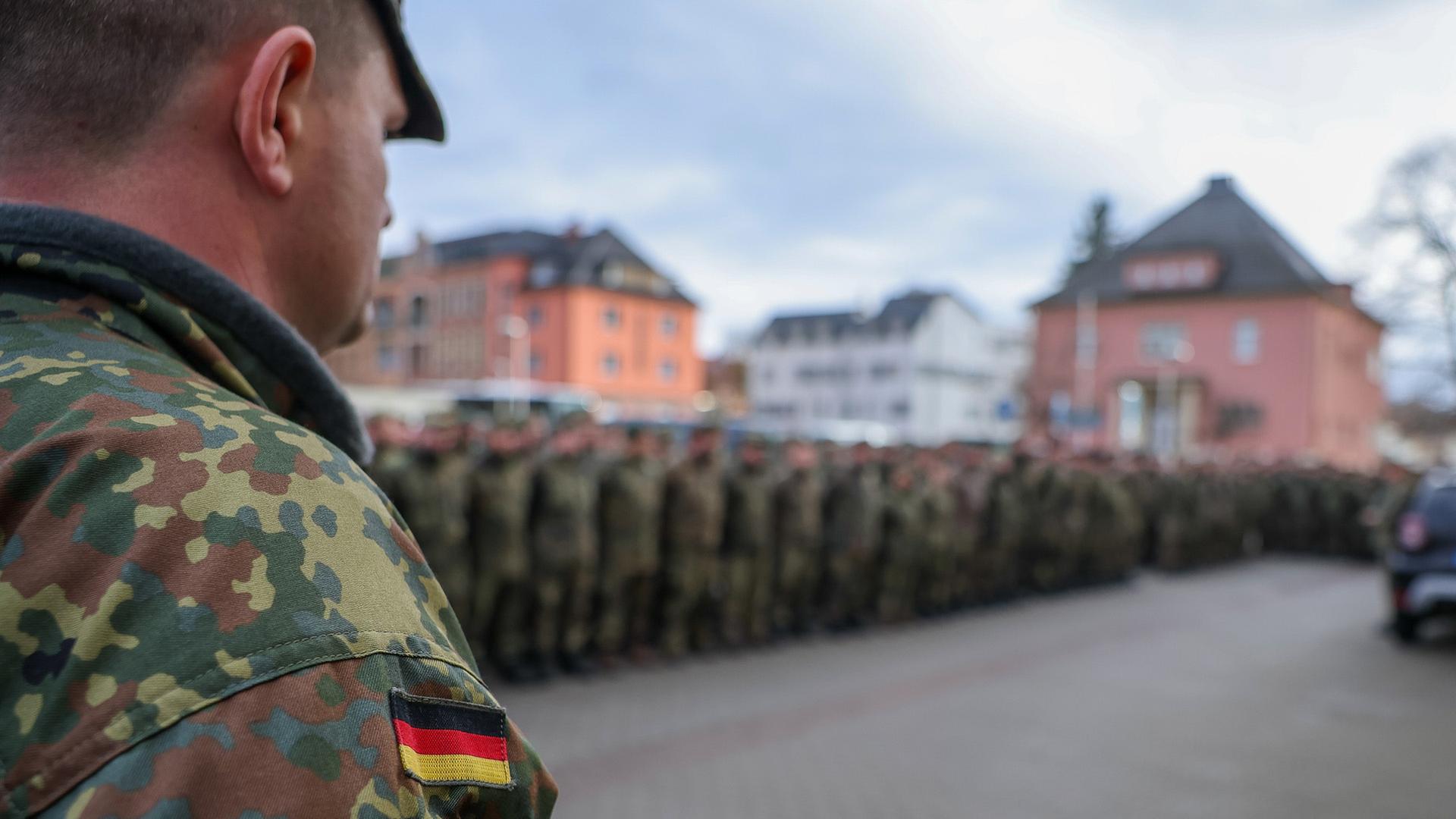 Soldaten der Bundeswehr treten vor ihrem Einsatz zu einer Einweisung an. | picture alliance/dpa, Jan Woitas