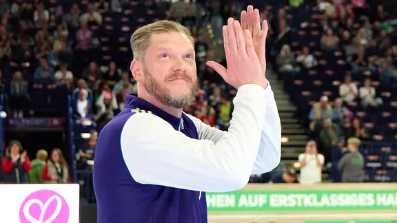 Johannes Bitter winkt beim Abschiedsspiel für ihn und Pascal Hens ins Publikum