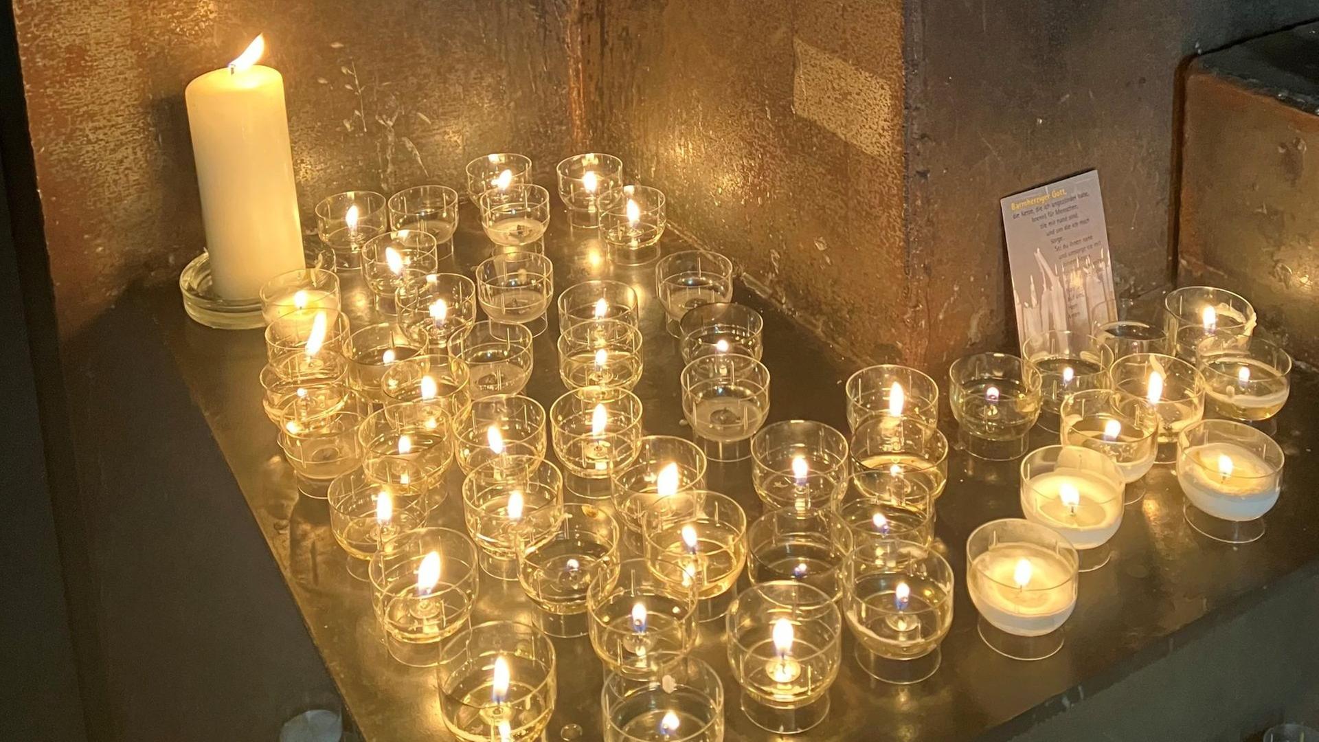 Zum Gedenken wurden in der Stader St. Wilhaldi-Kirche Kerzen angezündet. | Kirchenkreis Stade