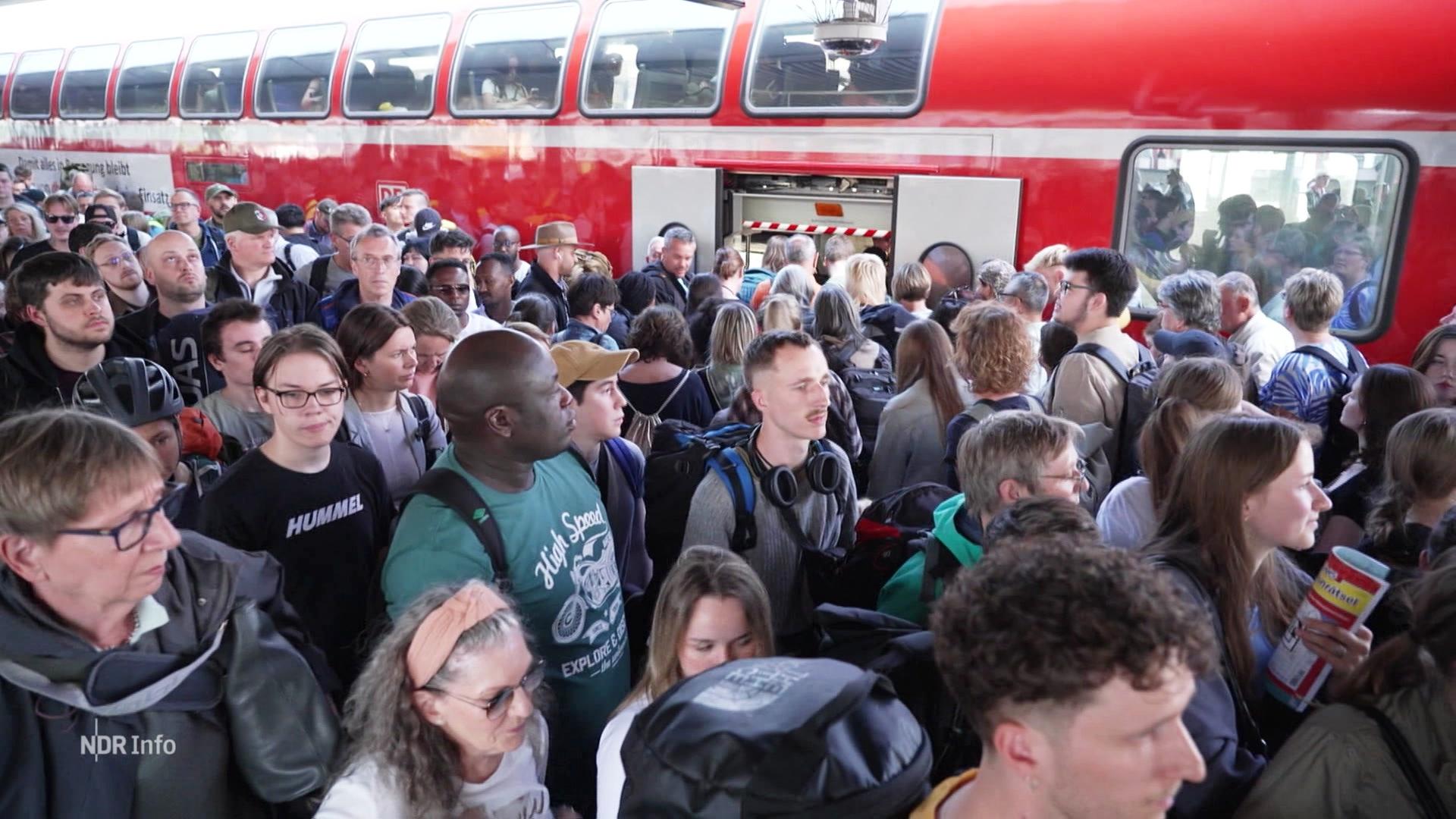 Volle Bahnhöfe in Hannover und Hamburg