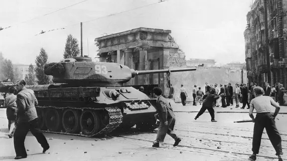 Demonstranten werfen beim Volksaufstand in der DDR am 17. Juni 1953 in Berlin mit Steinen nach russischen Panzern.