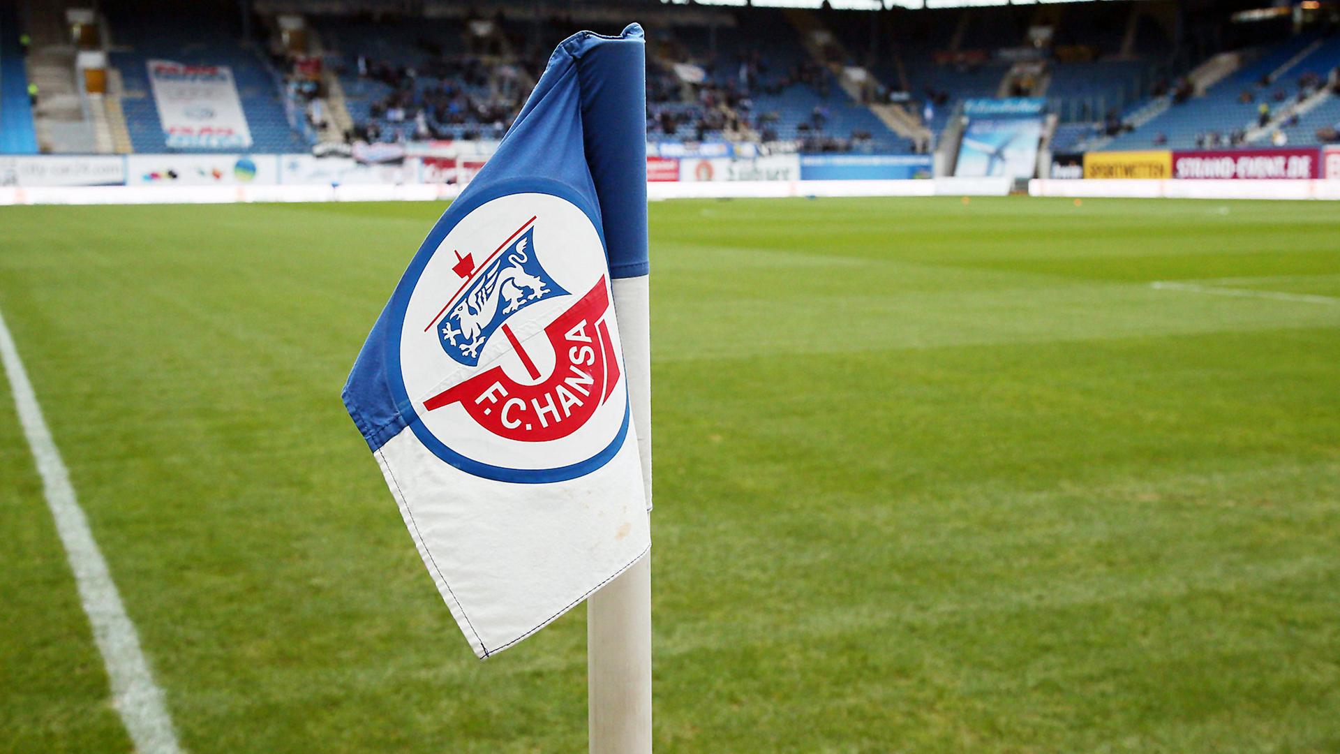 Vor Hakenkreuz-Flagge posiert? Skandal um Hansa-Hooligans