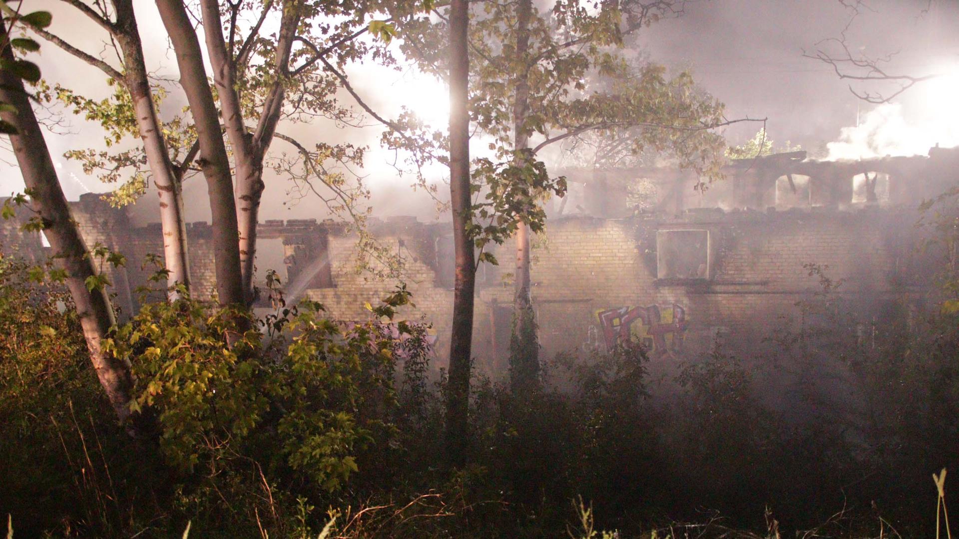 Großbrand in Schwerin: Lagerhalle am alten Güterbahnhof zerstört