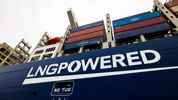 "LNG Powered" steht auf dem Rumpf eines beladenen Containerschiffs