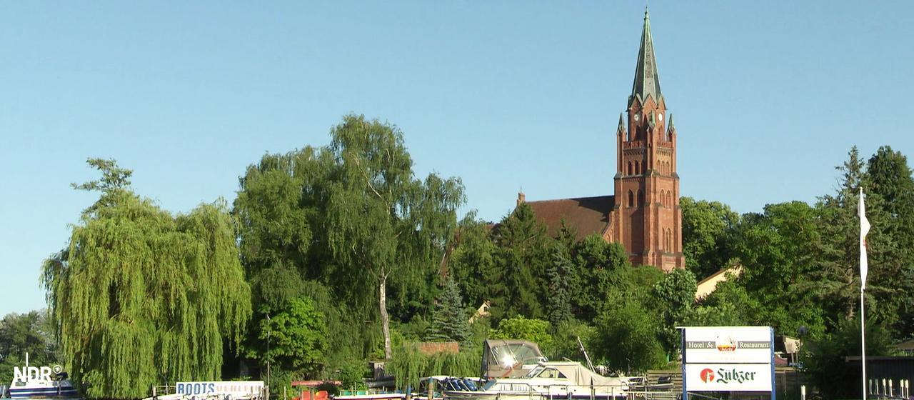Ein Blick übers Wasser auf die St.-Marien-Kirche in Röbel.
