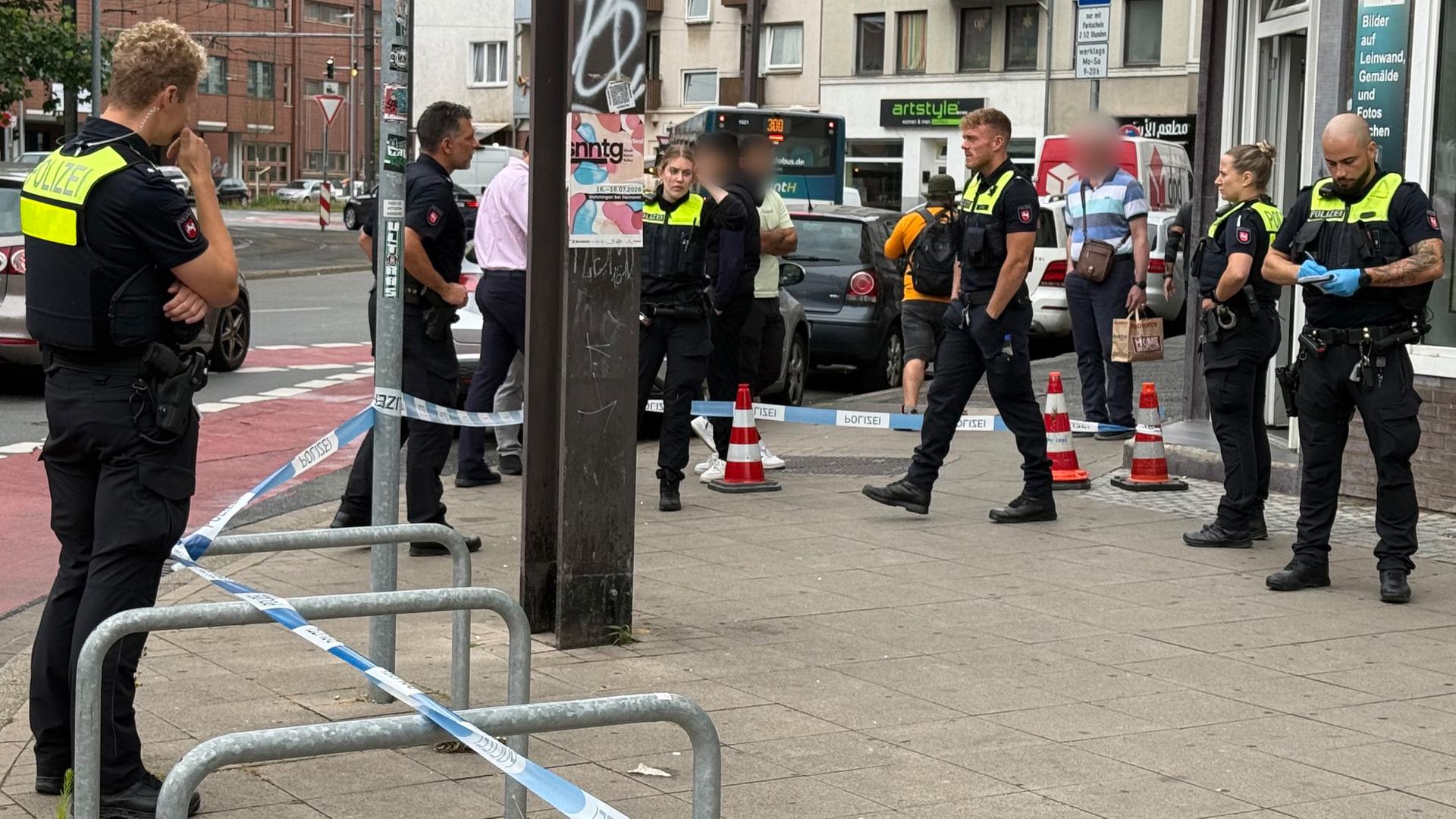 Polizeibeamte stehen an einem Tatort in Hannover. | HannoverReporter