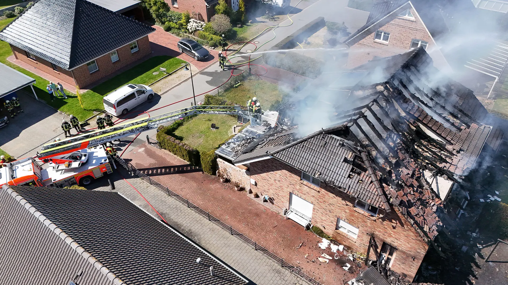 Brand in Wohnhaus im Kreis Pinneberg: Großeinsatz der Feuerwehr