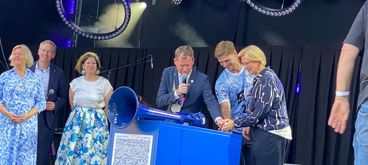 Bundesratspräsidentin Anke Rehlinger (SPD) gab am Samstagabend (21.6.) gemeinsam mit Handball-Nationalspieler Rune Dahmke vom THW Kiel das traditionelle Signal "lang-kurz-kurz-lang" auf dem Schiffshorn für die Kieler Woche 2025