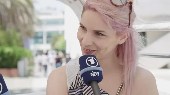 Die slowenische ESC-Kandidatin Lea Sirk im Interview.