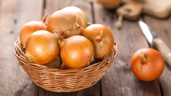 Ein Korb mit Zwiebeln. | Sea Wave / colourbox, Sea Wave Ein Korb mit Zwiebeln.