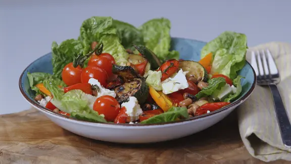 Ein Teller Salat mit Ofengemüse und Feta. | NDR, Oliver Zydek/Moritz Schwarz Ein Teller Salat mit Ofengemüse und Feta.