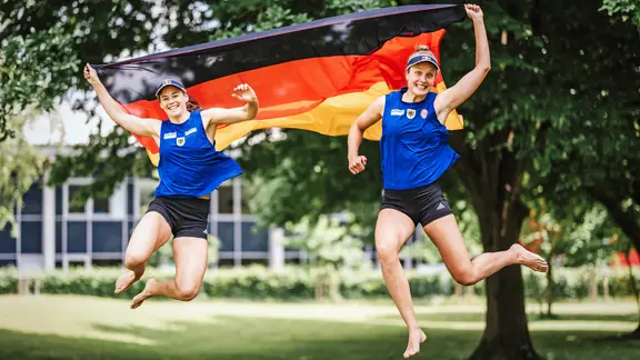 Die deutschen Beachvolleyballerinnen Cinja Tillmann (r.) und Svenja Müller | Deutscher Volleyball Verband (DVV) Die deutschen Beachvolleyballerinnen Cinja Tillmann (r.) und Svenja Müller