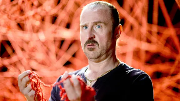 Nach einem Sturz findet sich Schotty plötzlich im Kopf seines Gegenübers wieder. Die Verwirrung ist vorprogrammiert.