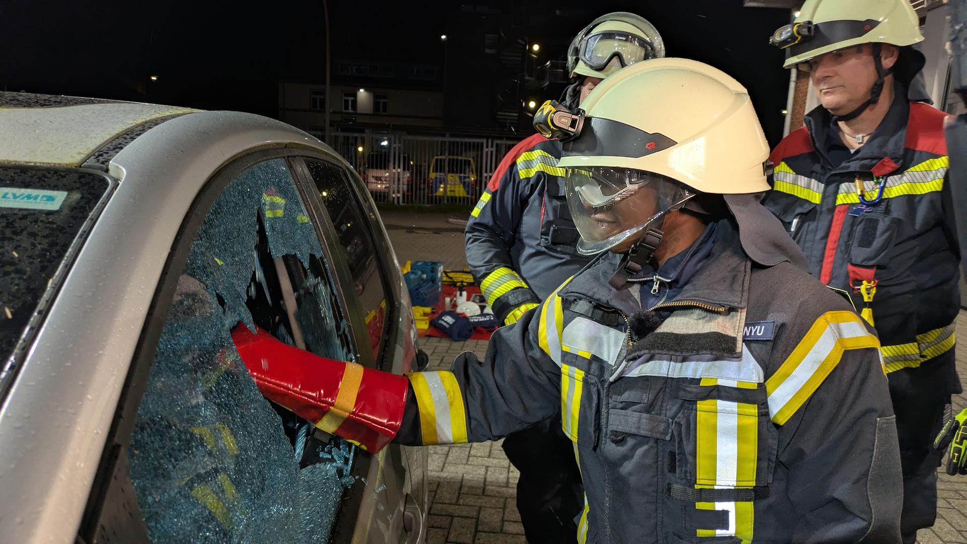 Gregory Gody Kinyunyu bei einer Feuerwehrübung mit einem zerstörten Auto. | NDR, Claus Halstrup