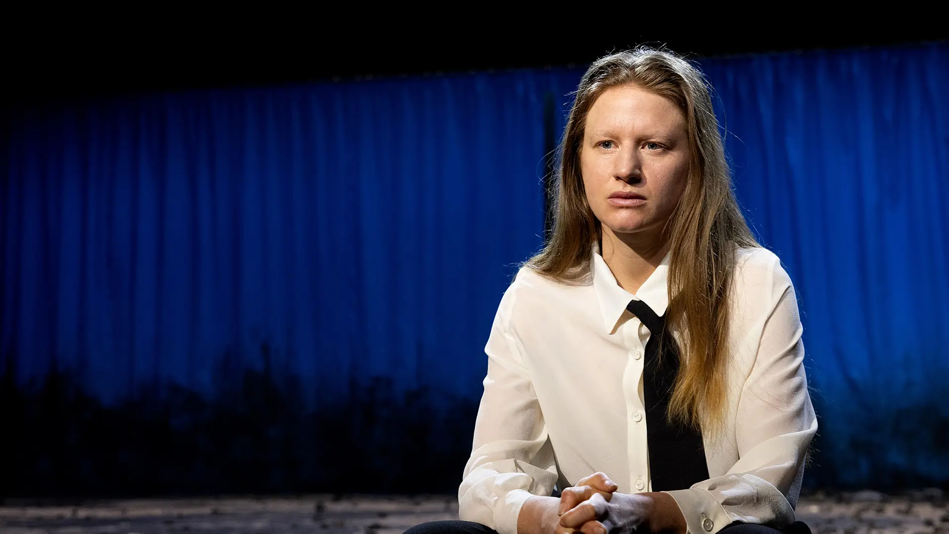 Sein oder nicht Sein mit Turnschuhen und Schlips: "Hamlet" in Schwerin