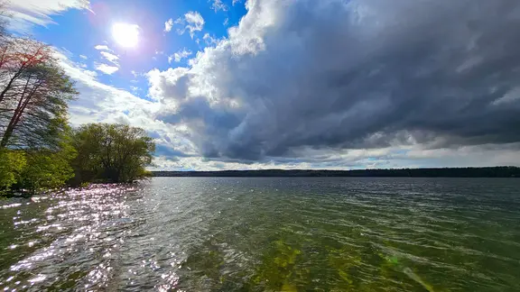 Der Tollensesee zeigt sich in seinen schönsten Farben