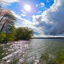 Der Tollensesee zeigt sich in seinen schönsten Farben
