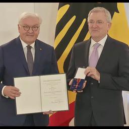 Der Rostocker Mediziner Rolf Kaiser ist am 04. Dezember 2024 in Berlin mit dem Bundesverdienstkreuz ausgezeichnet worden.
