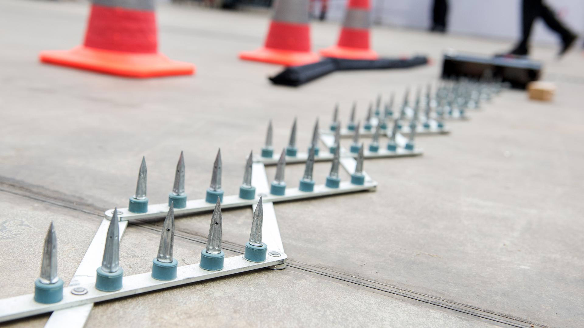 A21: Polizei stoppt betrunkenen Geisterfahrer mit Nagelsperre