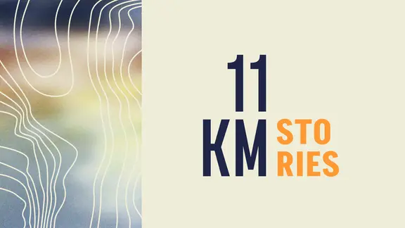Zweiteiliges Design mit topografischen Linien links und dem Schriftzug „11KM STORIES“ in Blau und Orange auf beigem Hintergrund rechts.