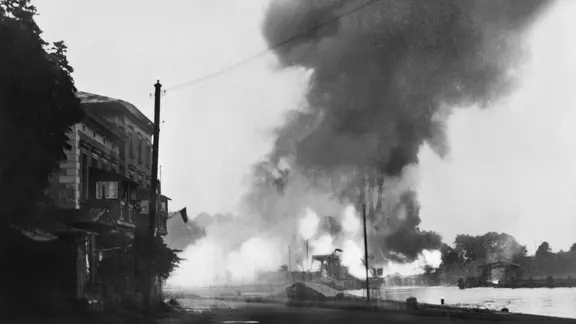 Rauchsäulen über der Westerplatte in Danzig nach dem Angriff deutscher Soldaten am 1. September 1939.