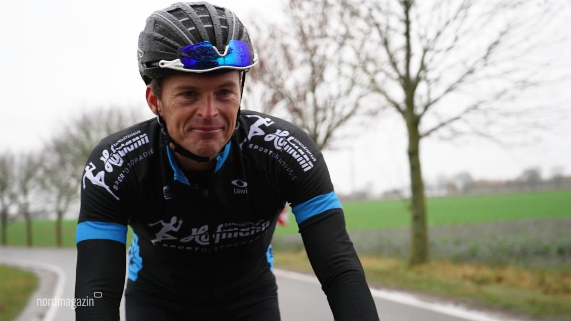 Triathlet Thomas Winkelmann trainiert bei jedem Wetter