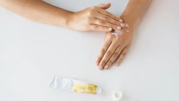 Zinksalbe: Zwei Hände, eine schmiert Salbe auf den Handrücken der anderen | colourbox.de/Syda Productions Zinksalbe: Zwei Hände, eine schmiert Salbe auf den Handrücken der anderen