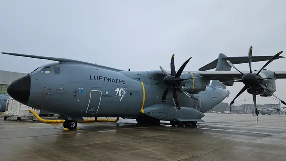 Mehrere Airbus A400M stehen in Wunstorf auf einer Rollbahn.