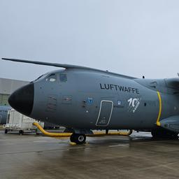 Mehrere Airbus A400M stehen in Wunstorf auf einer Rollbahn.
