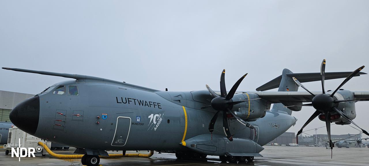 Mehrere Airbus A400M stehen in Wunstorf auf einer Rollbahn. | NDR, Bernd Reiser Mehrere Airbus A400M stehen in Wunstorf auf einer Rollbahn.