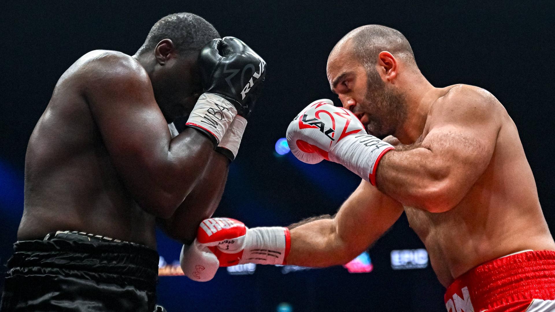 Schwergewicht-Boxer Peter Kadiru wirft gegen Murat Gassiew das Handtuch