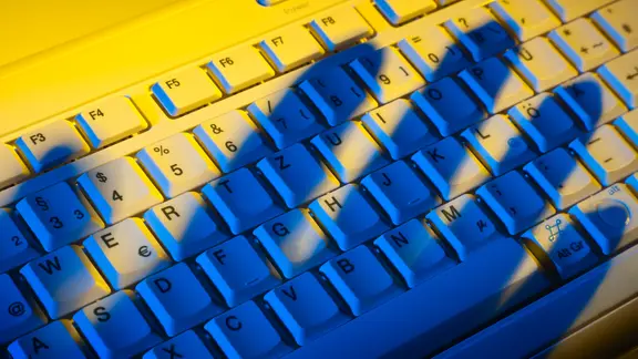 Computer-Tastatur mit Schatten einer Hand