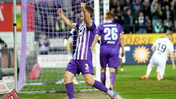 Osnabrücks Robin Meißner bejubelt einen Treffer. | IMAGO / STEINSIEK.CH Osnabrücks Robin Meißner bejubelt einen Treffer.