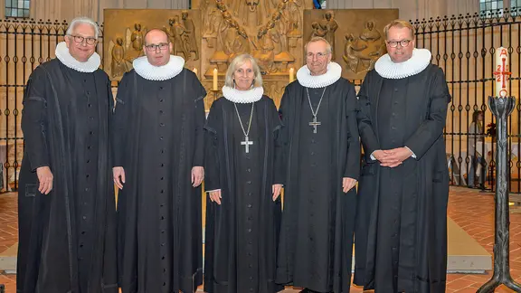 Alexander Röder, Stefan Holtmann, Ulrike Murmann, Martin Vetter, und Jens-Martin Kruse (v.l.n.r.) sind Hamburgs Hauptpastor*innen.