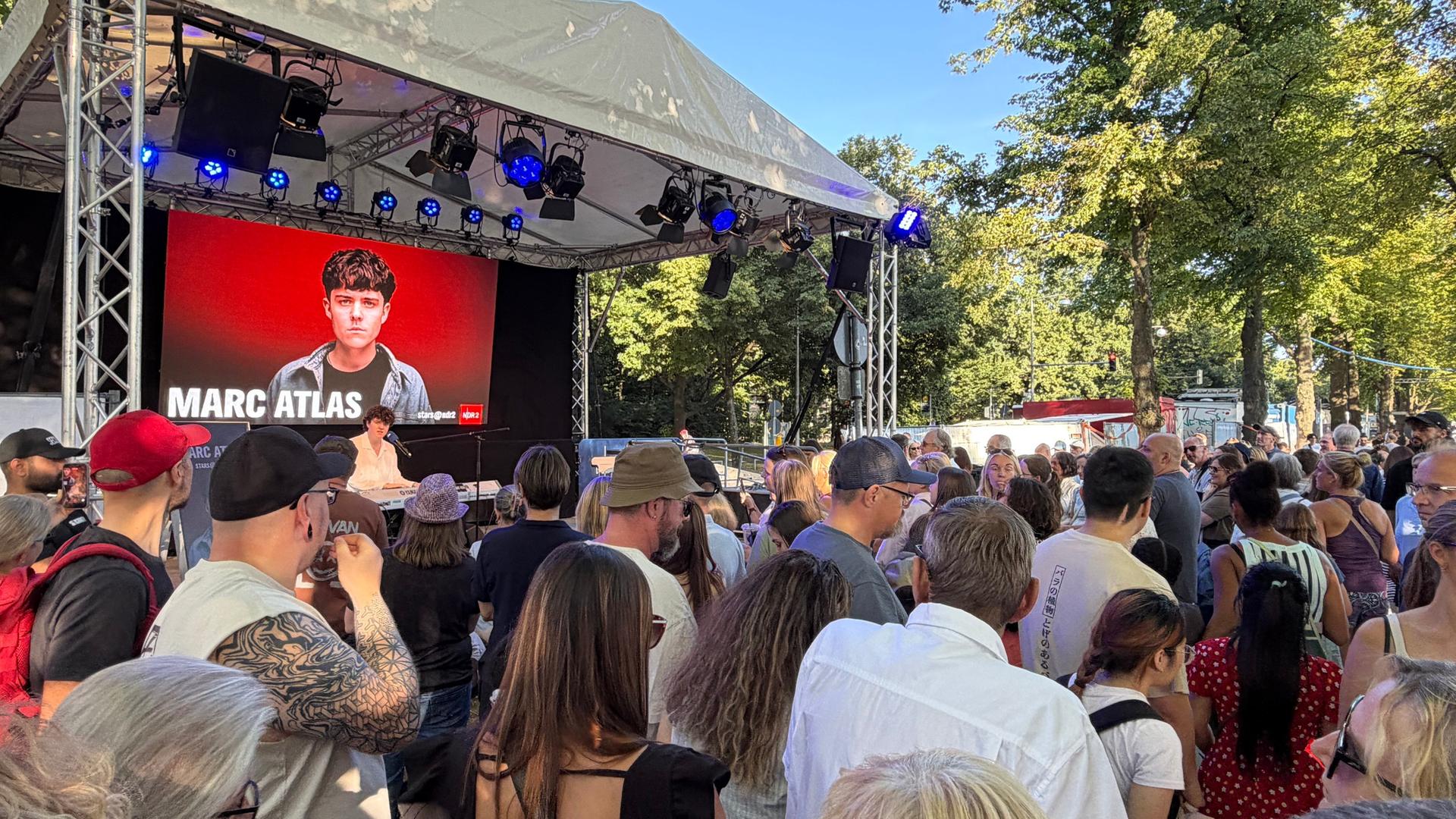 Marc Atlas Konzert auf der Bühne von NDR VOR ORT am Maschsee  | NDR / Stefan Nobel