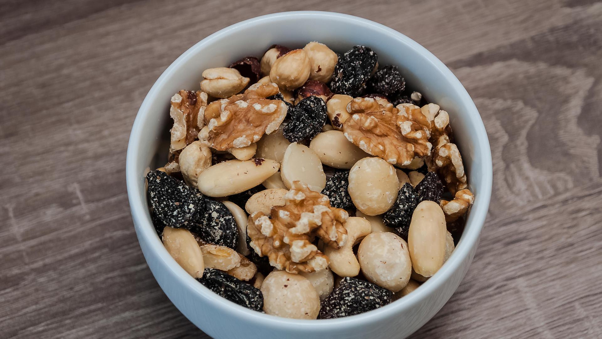 Studentenfutter liegt in einer kleinen Schüssel. | picture alliance / Zoonar | stockfotos-mg