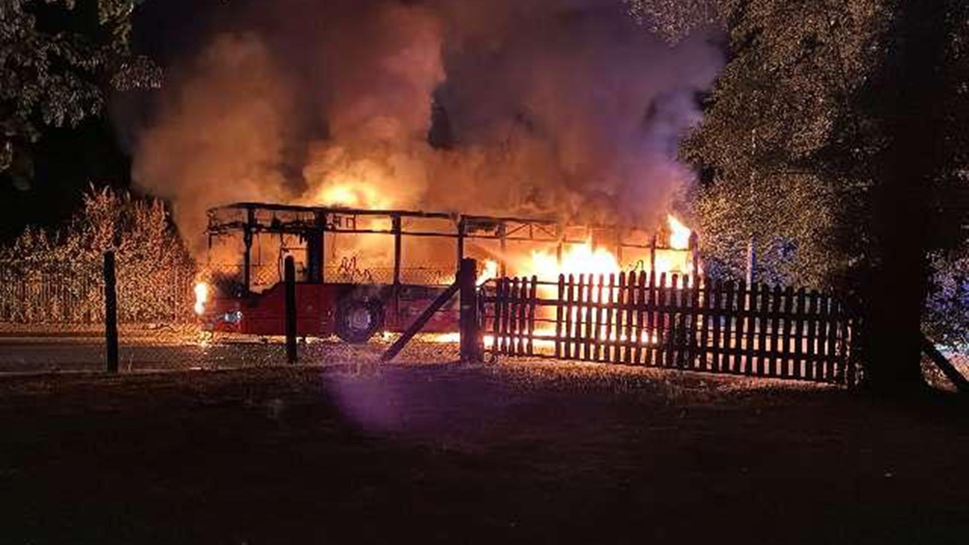 Ein Bus steht im Dunkeln in Flammen. | Polizei Diepholz