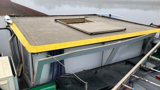 An einem Steuerhaus eines Binnenschiffs hängen Teile nach einer Kollision herunter.