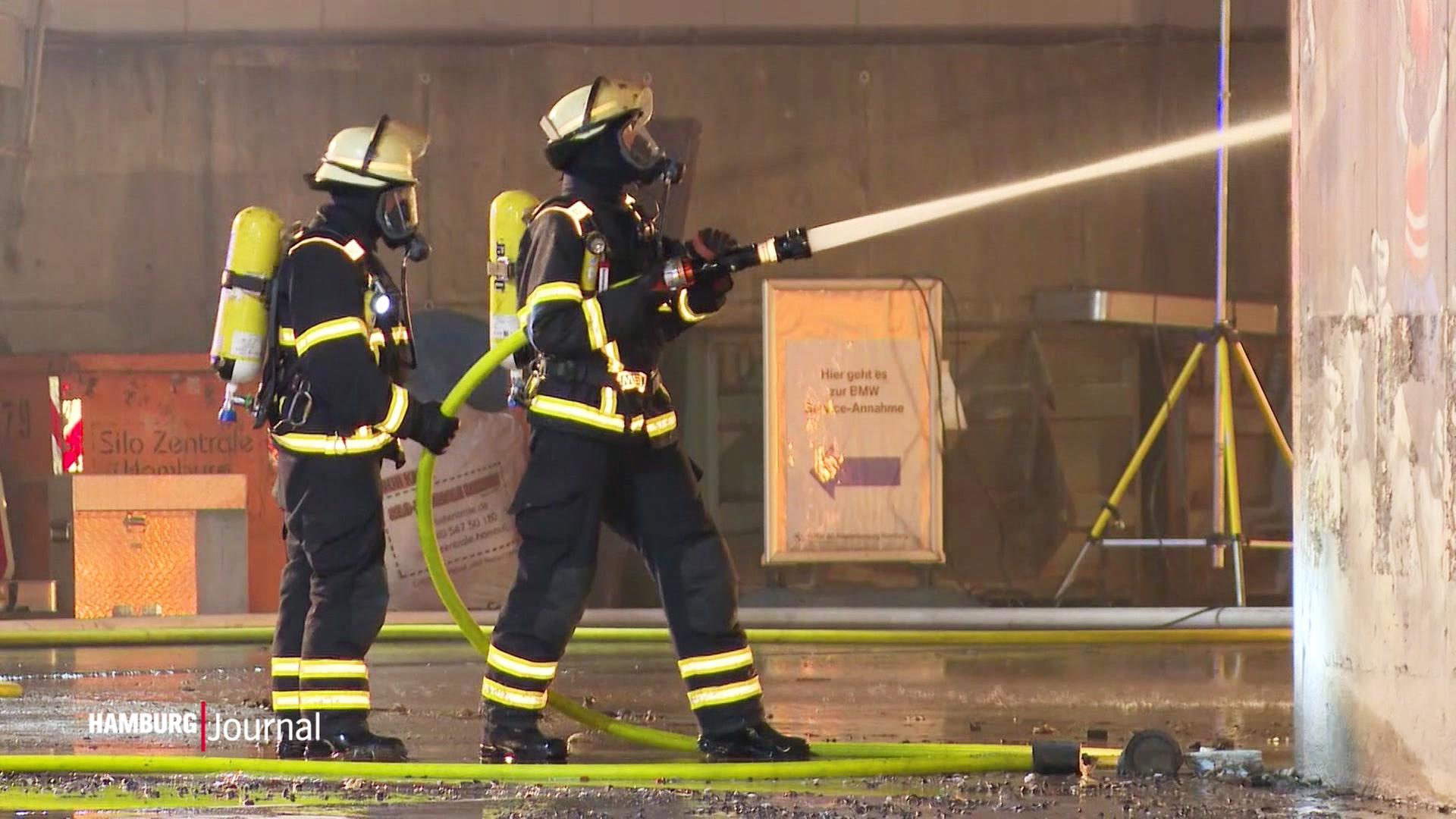 Eidelstedt: Feuerwehr löscht Großbrand