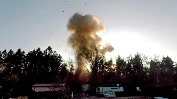 Bei der Sprengung einer 500-Pfund-Bombe können die Splitter bis zu einem Kilometer weit fliegen.