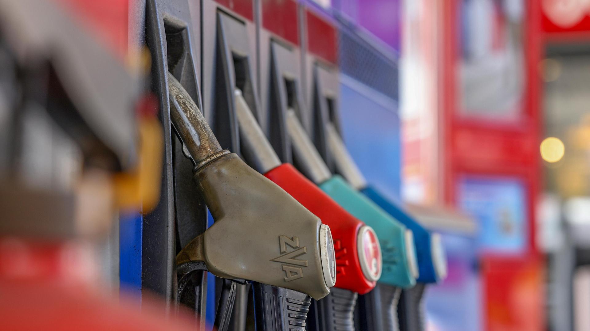 Zapfhähne sind an einer Zapfsäule einer Tankstelle eingehängt. | picture alliance / Rene Traut Fotografie | Rene Traut