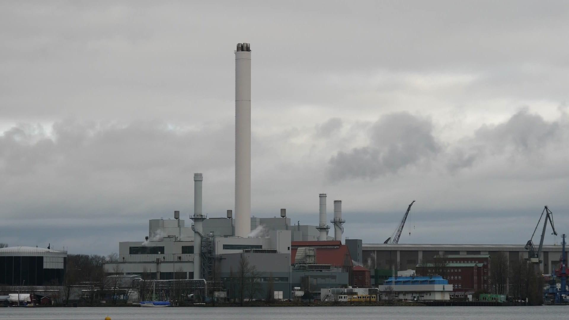 Am Fördeufer sind Kraftwerksblöcke und Schornsteine der Stadtwerke Flensburg zu sehen. | NDR