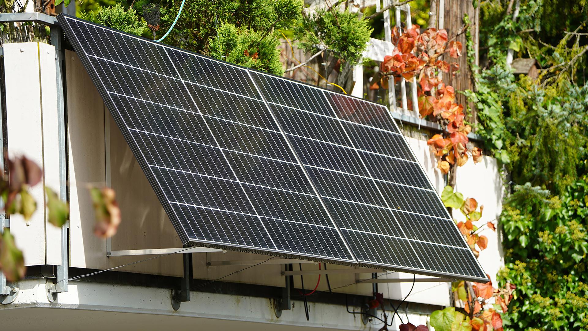 Solar-Panel an einem Balkon. | Colourbox, Yven Dienst