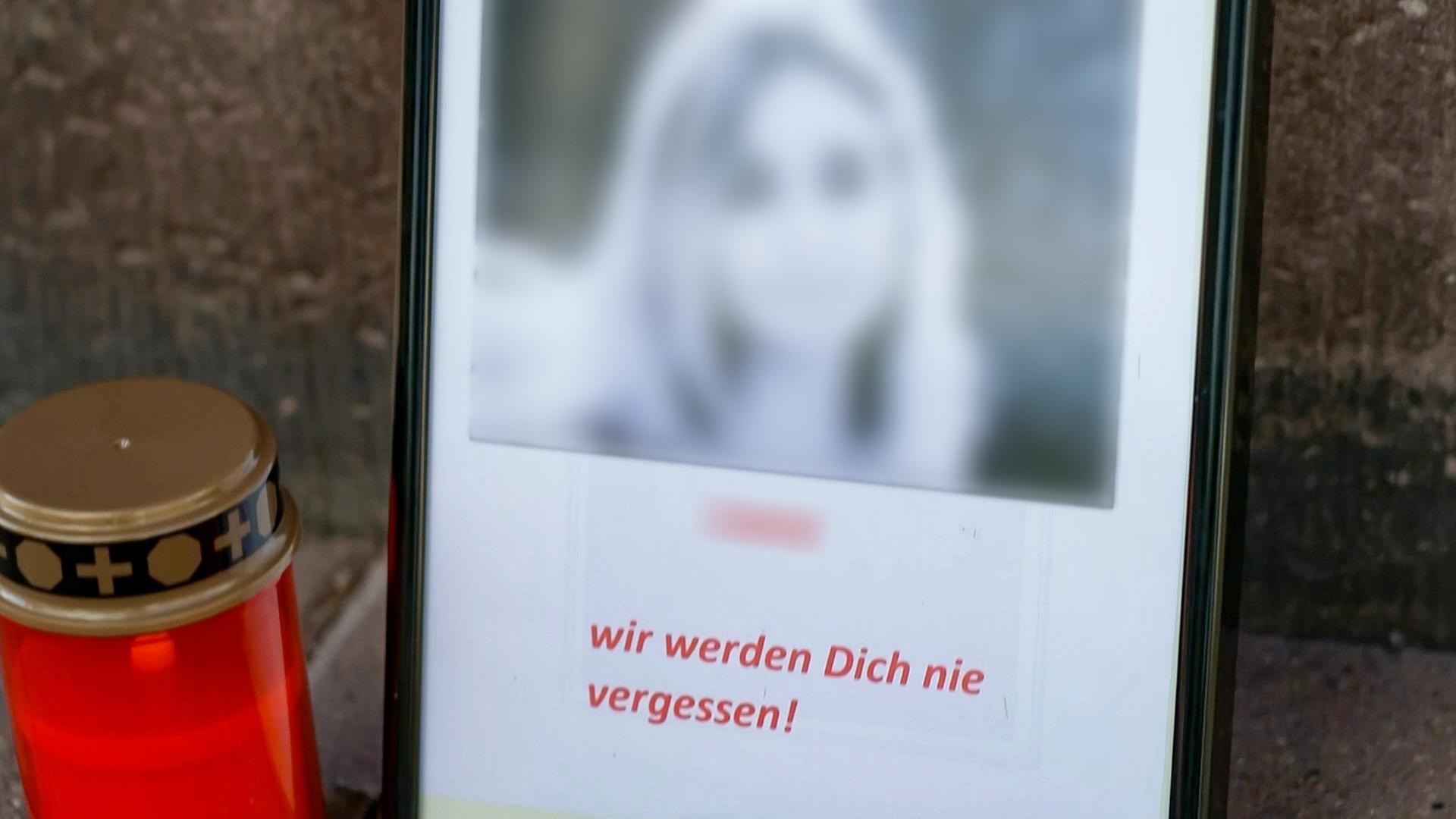 Ein Foto der toten 16-Jährigen steht mit einer Kerze und einer roten Rose am Bahnhof Friedland. | NDR Screenshot