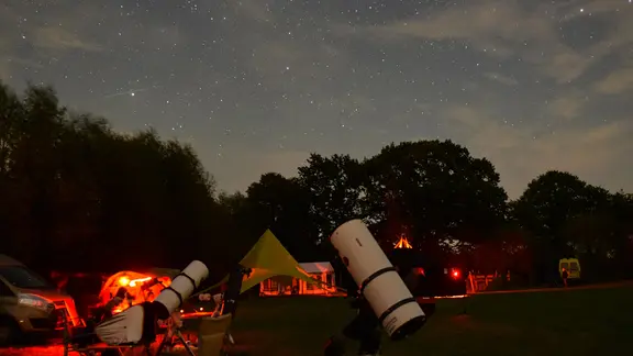 Teleskope sind auf den sternenklaren Himmel gerichtet.