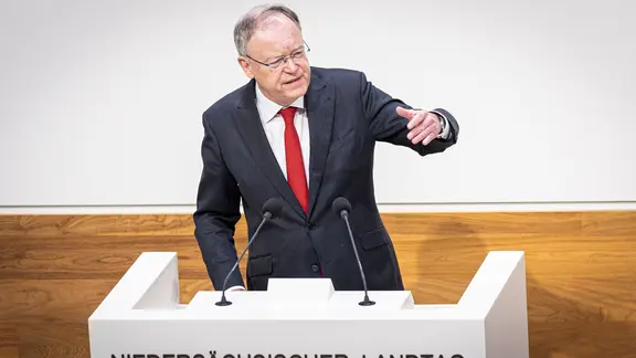 Niedersachsens Ministerpräsident Stephan Weil (SPD) steht am Rednerpult im Landtag.